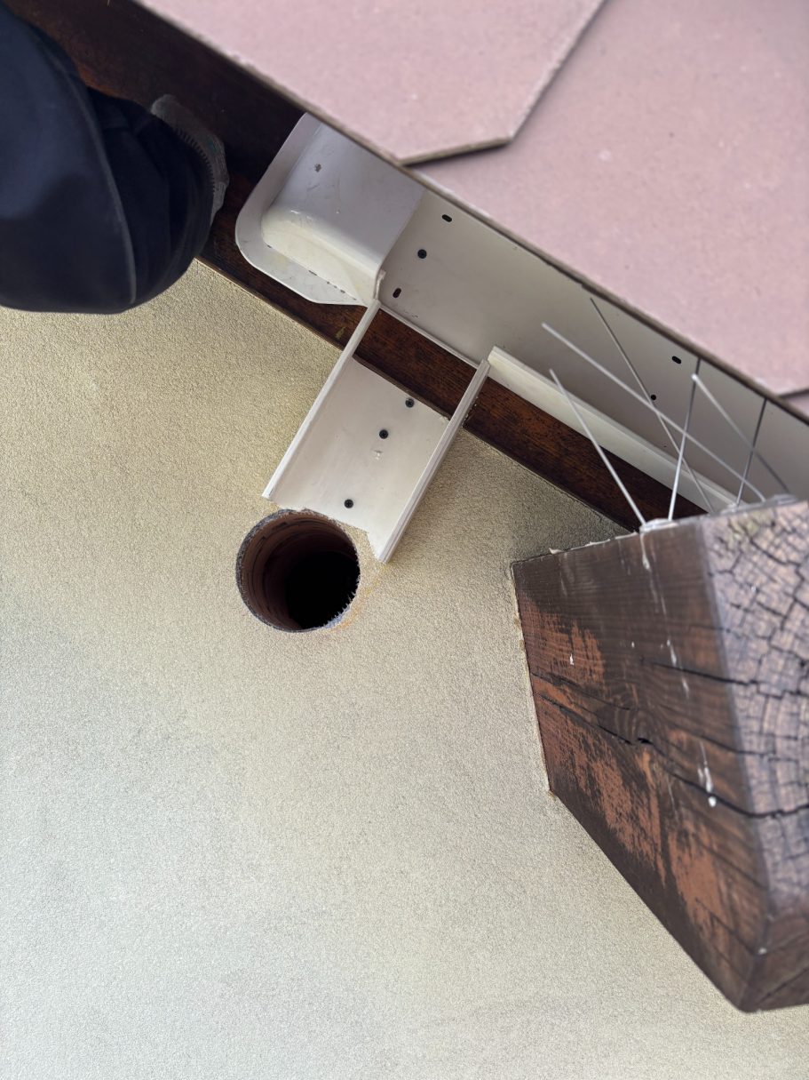 offener Installationskanal am Dachgiebel für Kältemittelleitung mit angrenzender Kernbohrung durch die Fassade in den Innenraum des Hauses. 