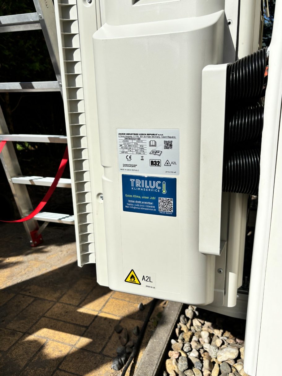 Von TRILUC installiertes Außengerät mit TRILUC Servicesticker und Typenschild. 